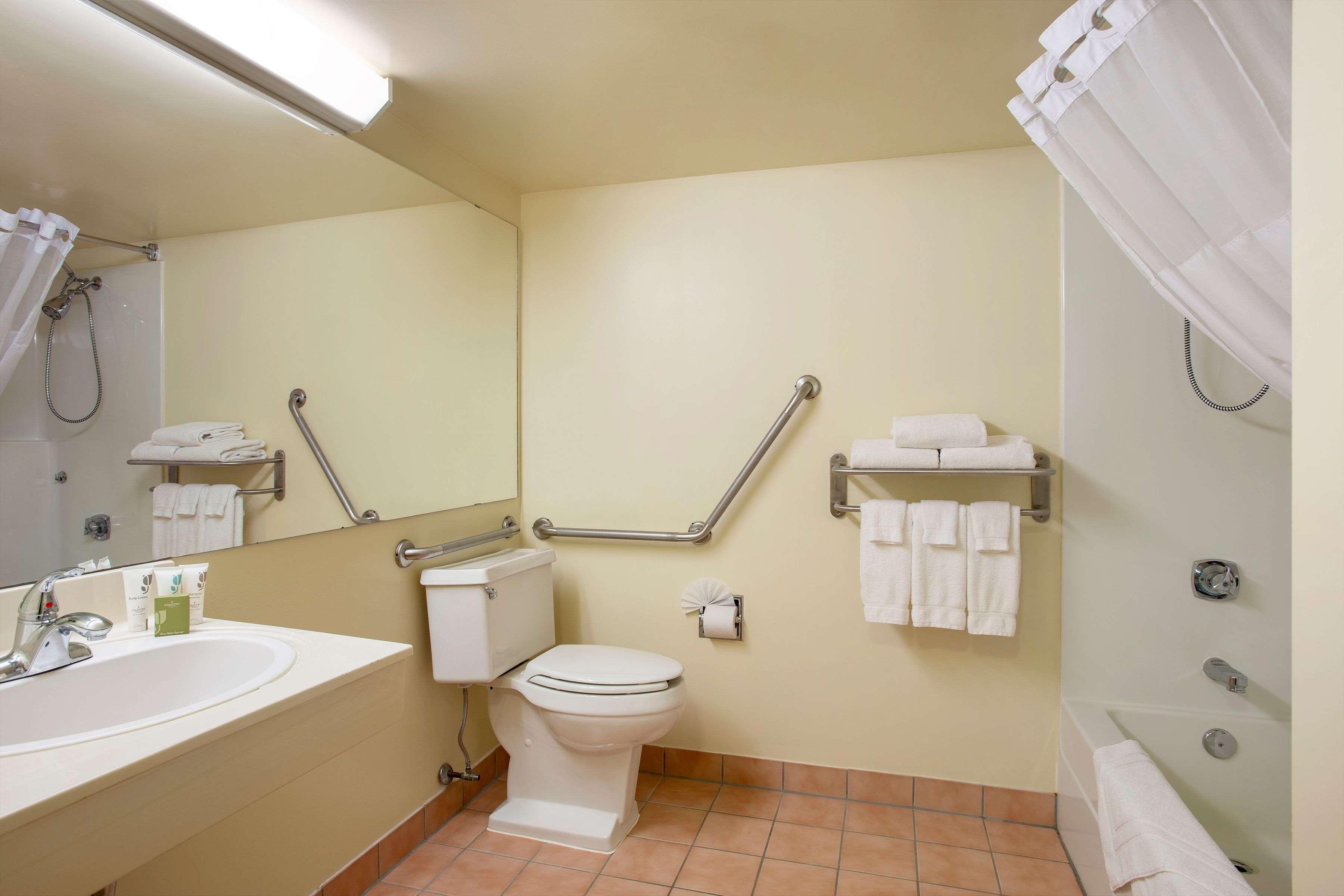 Travelodge Suites By Wyndham Regina - Eastgate Bay Екстер'єр фото